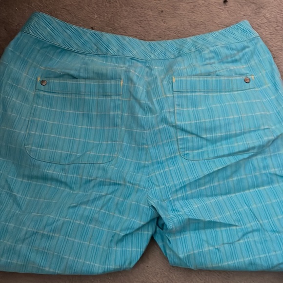 Bermuda shorts great for golf - Picture 2 of 3